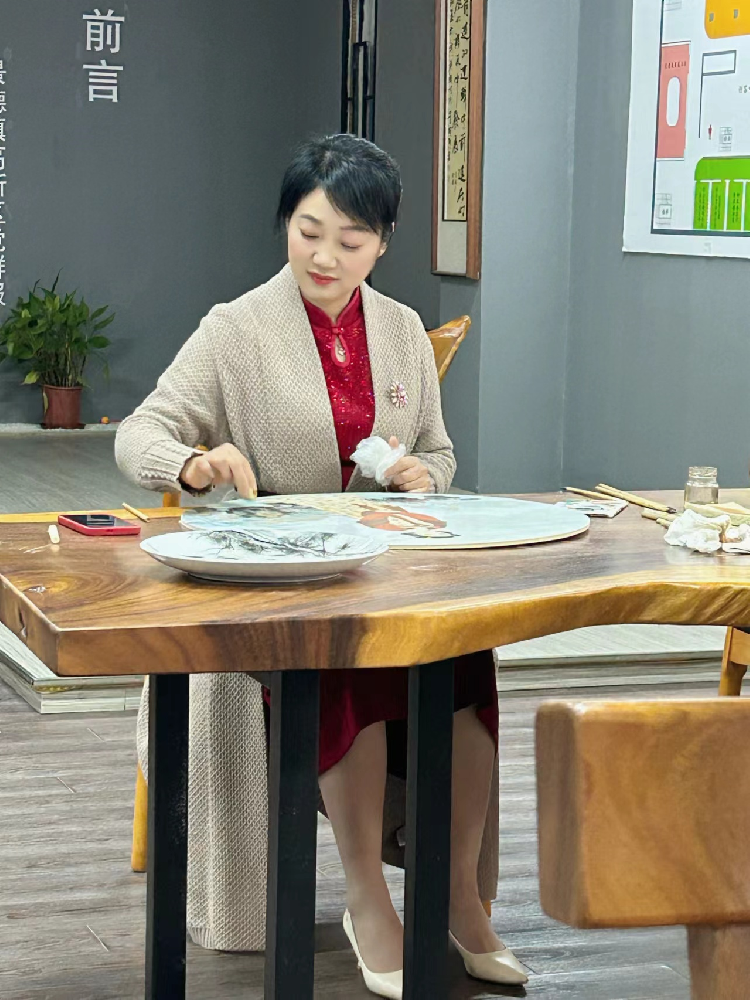 馮英霞（國瓷紅葉畫院高級(jí)畫師）