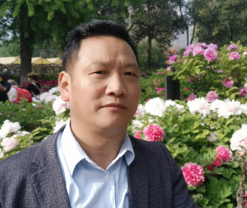 馮志強(qiáng)（國(guó)瓷紅葉畫(huà)院研究員）