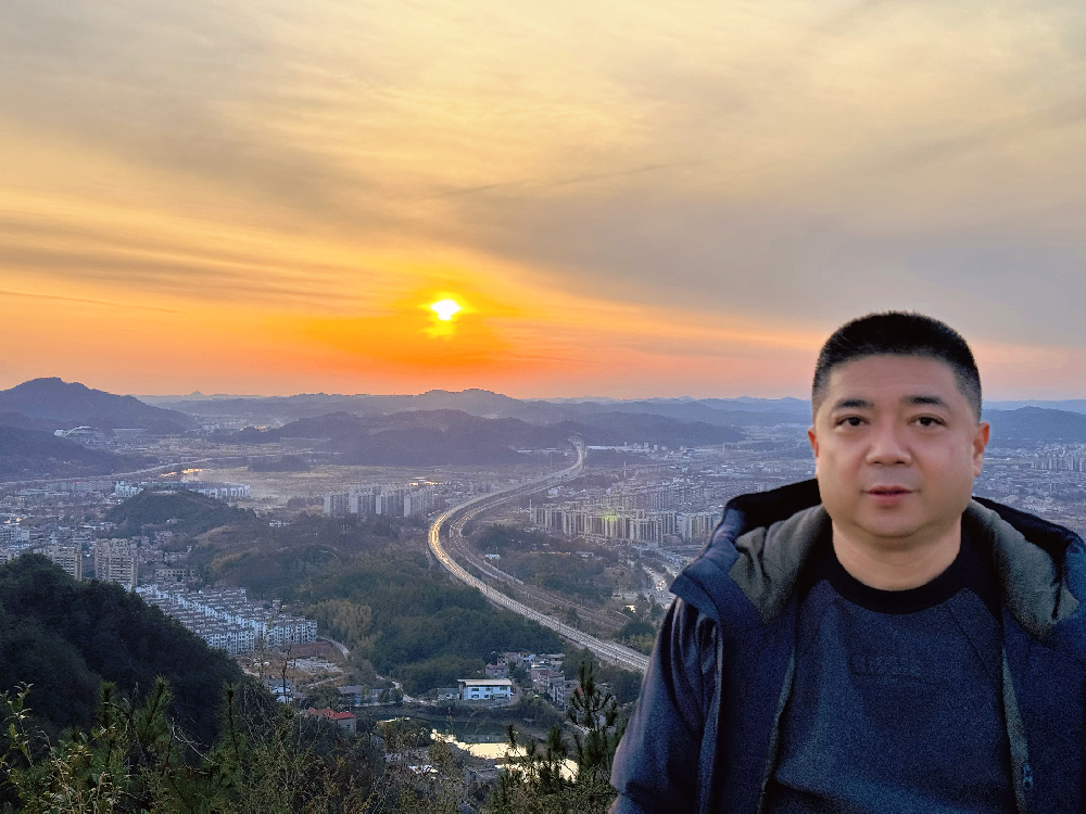 袁智勇（國(guó)瓷紅葉畫(huà)院研究員）