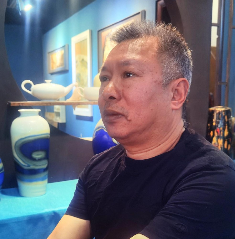 嚴(yán)維明（國(guó)瓷紅葉畫(huà)院高級(jí)畫(huà)師）